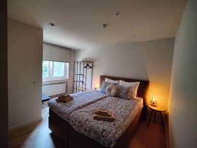 Vernieuwde kamer bed dubbelbed, open kast, nachtkastjes.