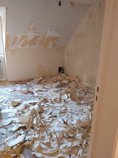 De slaapkamer vol behangpapier.