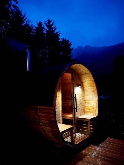 Le tonneau du sauna avec éclairage le soir.