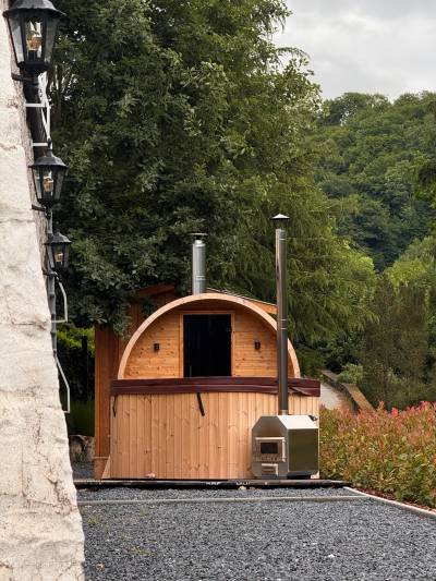 Le sauna et le bain à remous alignés.