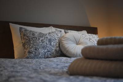Lits bien faits dans la chambre 1.