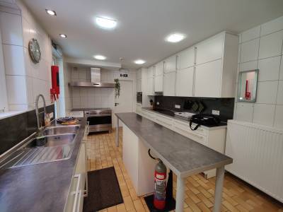 Grande cuisine avec four Smeg, deux grands réfrigérateurs professionnels en acier inoxydable, four combiné,...