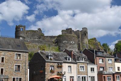 Vue du château depuis le centre de La Roche.