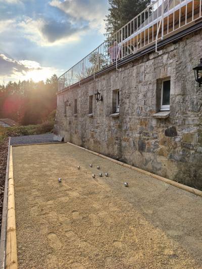 Un grand et beau terrain de pétanque avec vue sur le jacuzzi, le sauna et la belle nature.