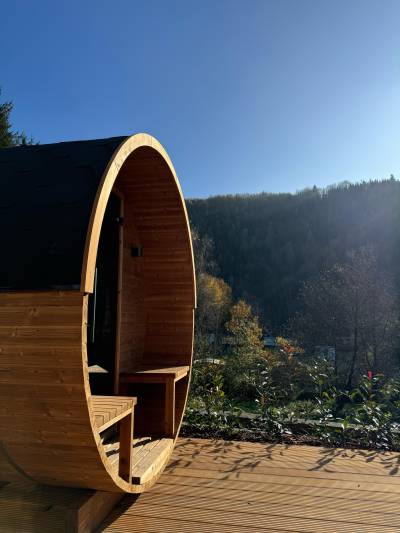 Le sauna tonneau avec vue sur la vallée.