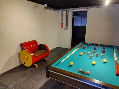 Belle table de billard avec un siège fait main à partir d'un tonneau Shell.