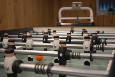 gros plan du nouveau baby-foot dans l'aire de jeux.