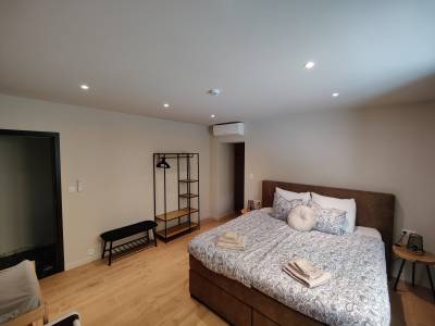 Vue large de la chambre 1.